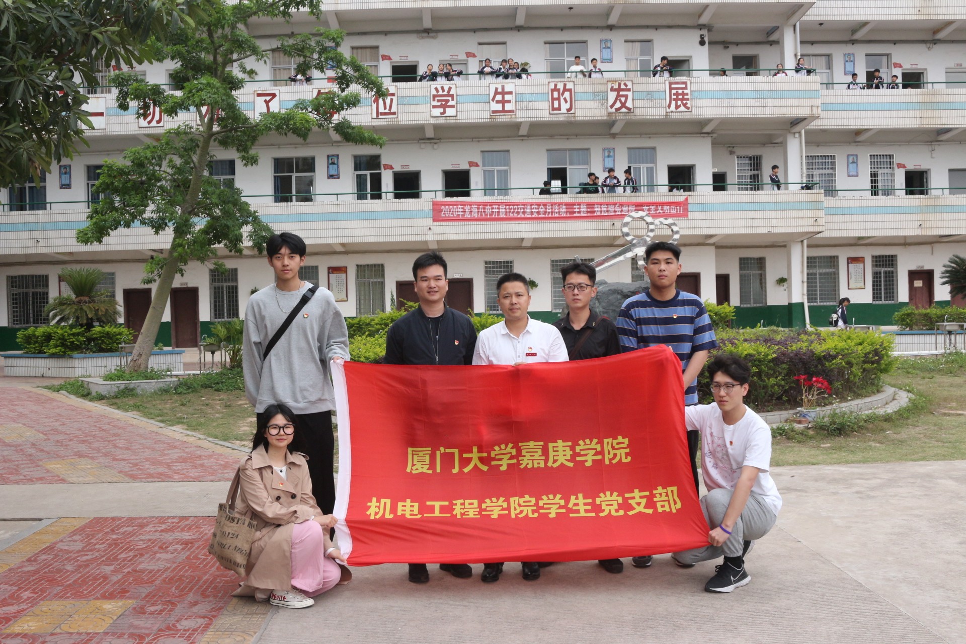 华诞携手扬—机电工程学院学生党支部走进龙海八中开展党史故事宣讲